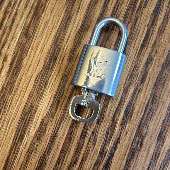 Authentic LV silver lock and key with unbranded chain - Picture 2 of 3